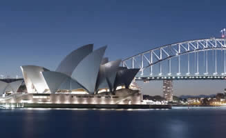 Opera de Sydney con iluminación nocturna en Australia
