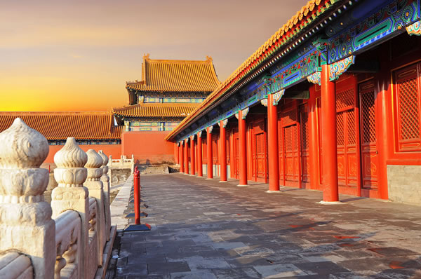 Patio interno de santuario en China con construcción y detalles tradicionales