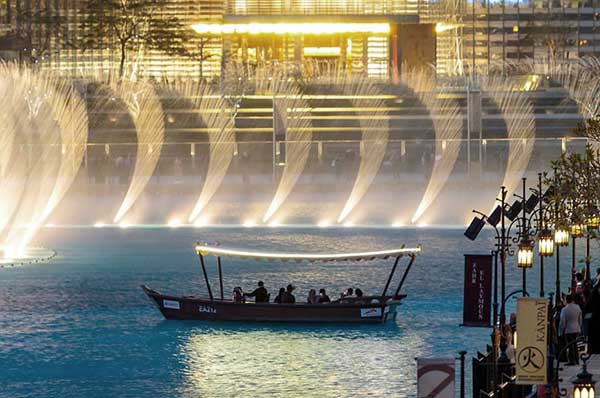 Fuente de Dubai con iluminación por la noche