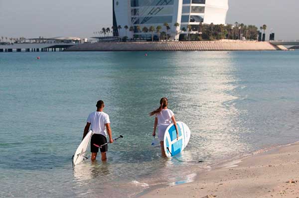 Deportes acuáticos Dubai en familia hotel de lujo Jumeirah Mina A'Salam