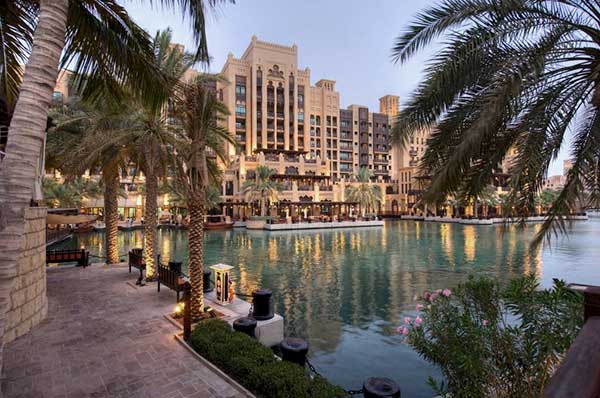 Zonas comunes restaurantes y canal del hotel Jumeirah Mina A'Salam en Dubai