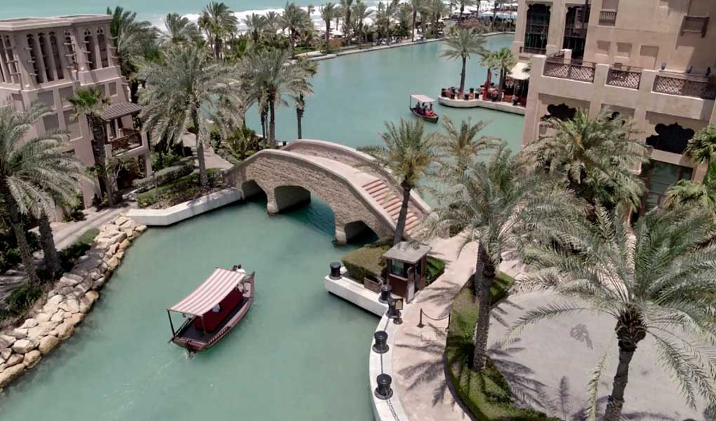 Canales y barca tradicional hotel Jumeirah Mina A'Salam