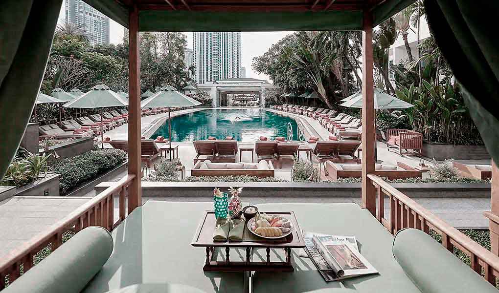 Piscina exterior hotel de lujo Bangkok Mandarin Oriental