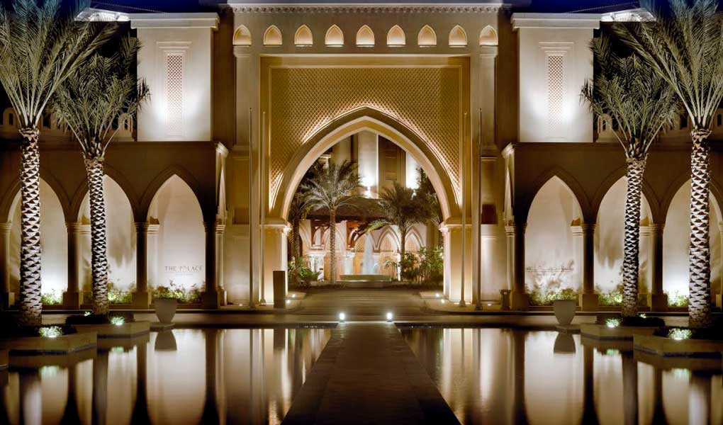 Vista por noche entrada el hotel Palace Downtown Dubai