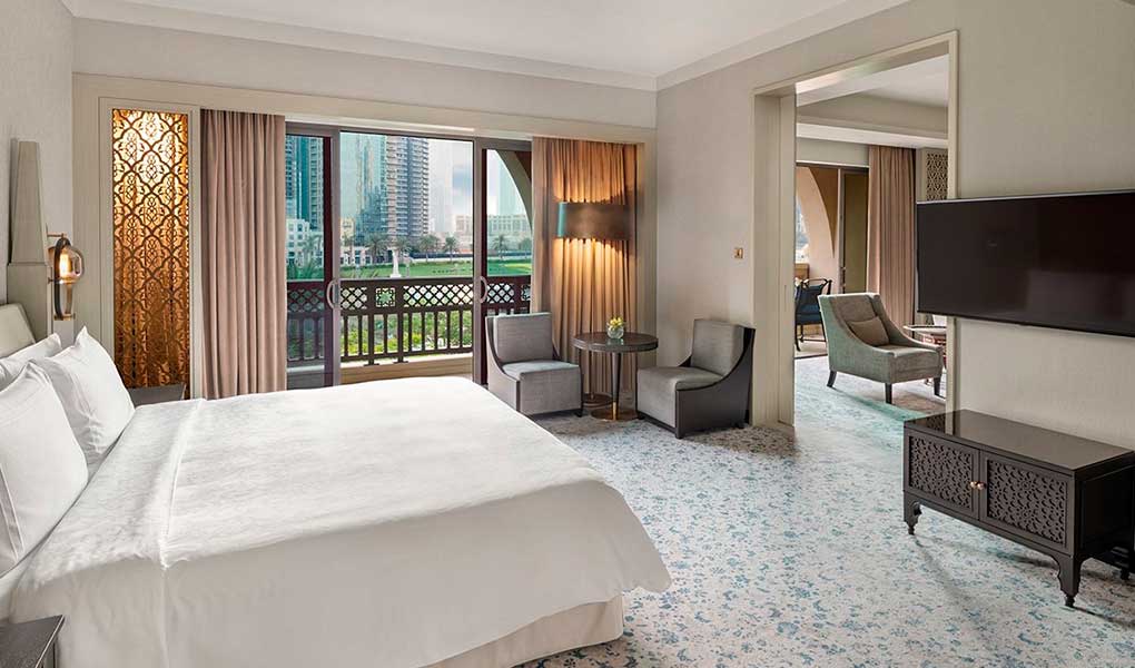 Interior de la habitación cama hotel Palace Downtown Dubai