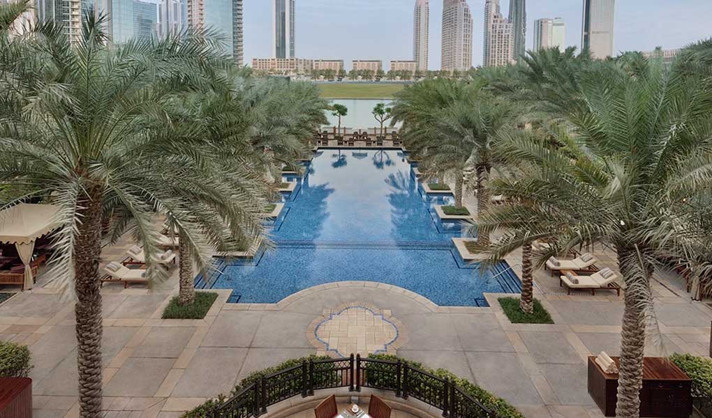 Piscina exterior hotel Palace Downtown Dubai palmeras