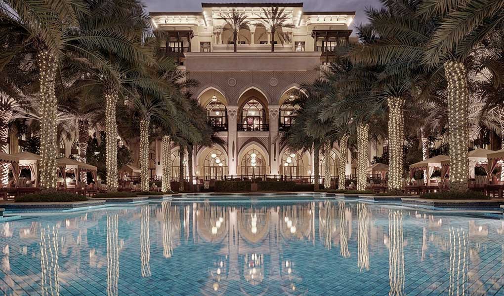 Iluminación nocturna piscina exterior Palace Downtown Dubai
