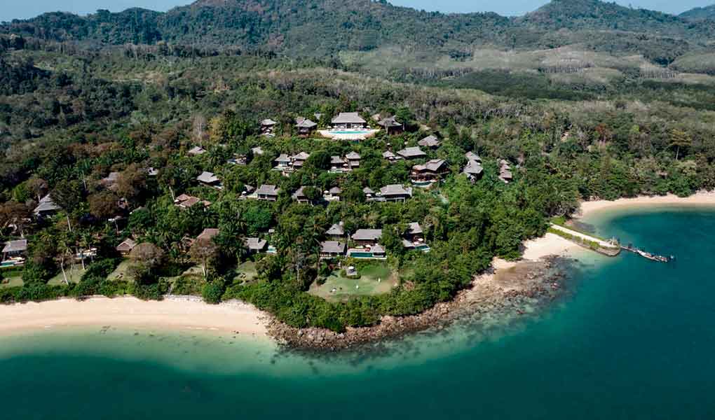 Vistas aéreas playa y naturaleza del hotel de lujo Six Senses Yao Noi en Tailandia