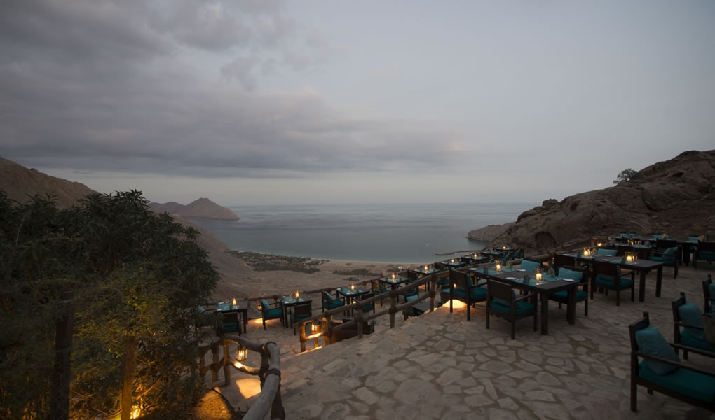 Vistas por la noche al atardecer Omán Six Senses Zighy Bay
