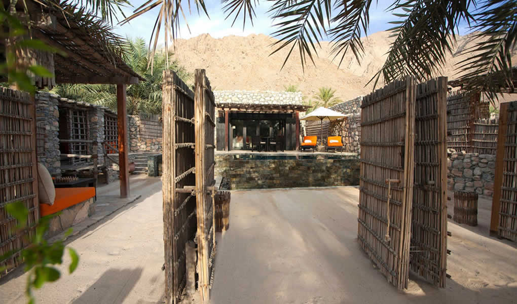 Entrada a una de las villas privadas estilo Omán