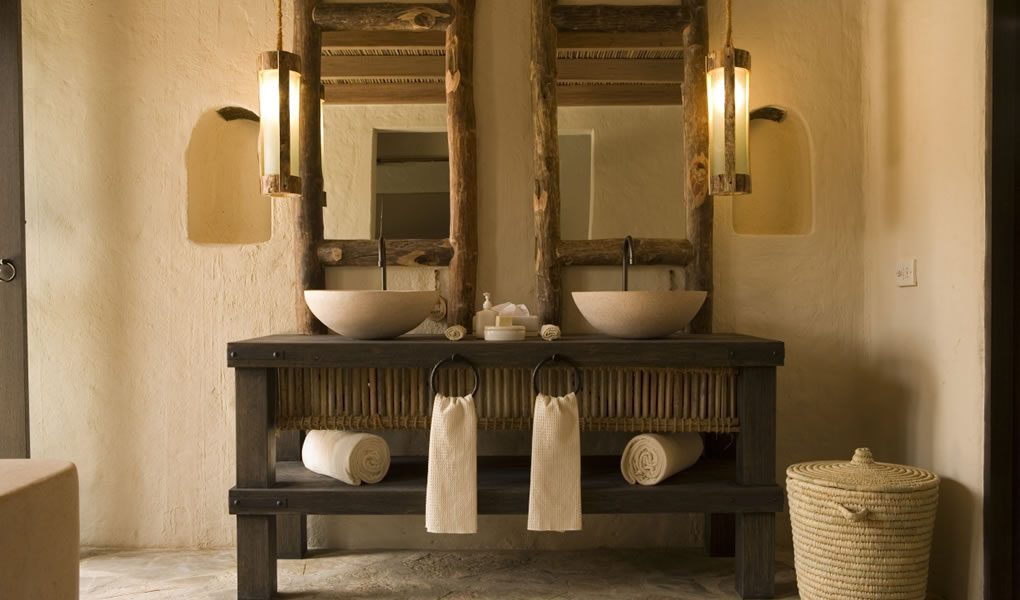 Baño interior de la villa en madera y tonos claros