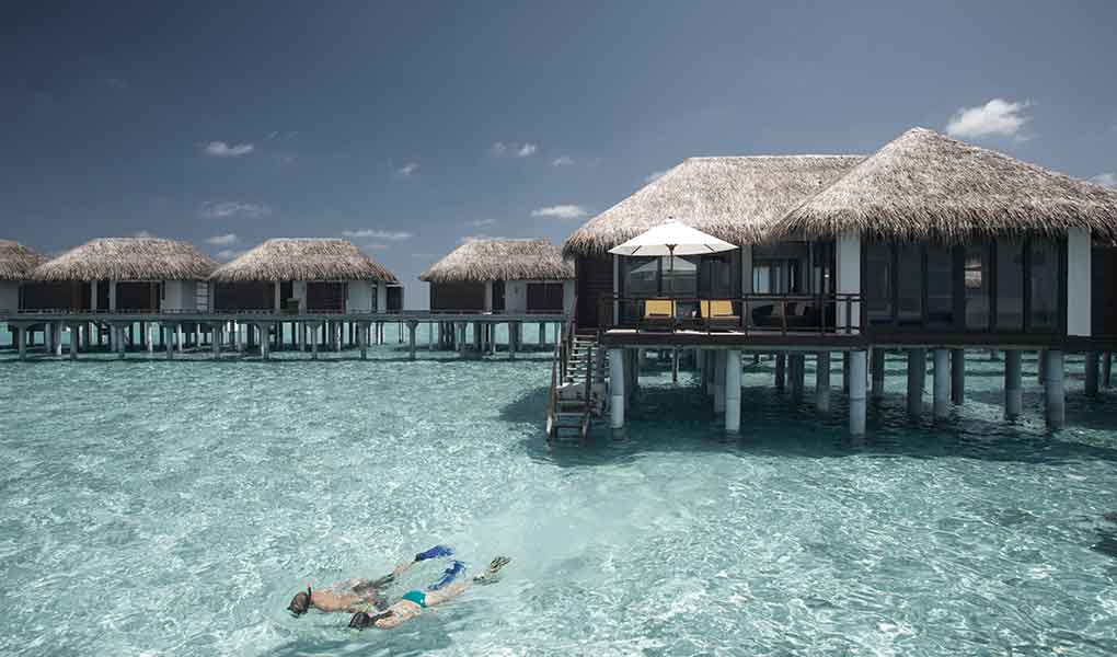 Exterior de los bungalows sobre el agua hotel de lujo en Maldivas