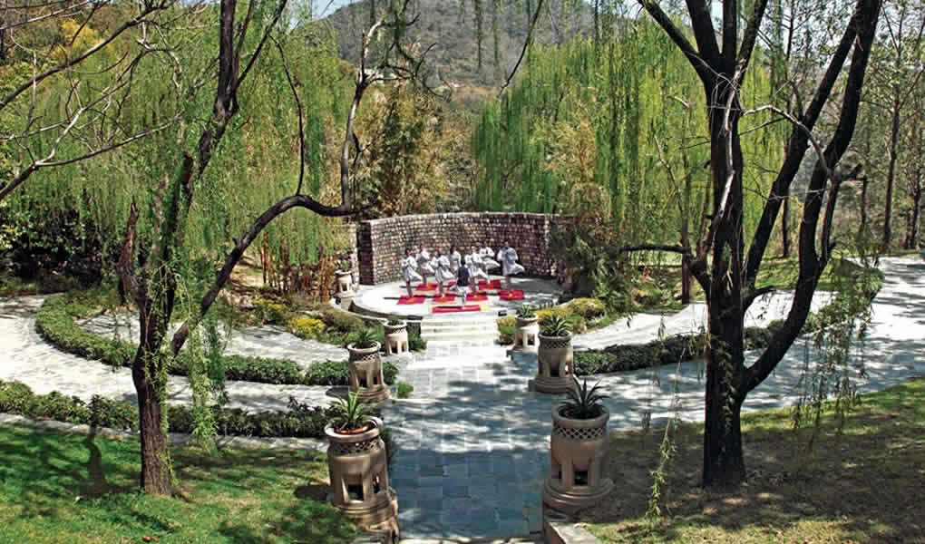 Lugar de yoga y meditación jardines de Ananda Spa