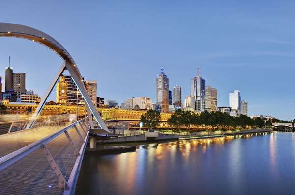 Puente Melbourne luz del atardecer ciudad de fondo