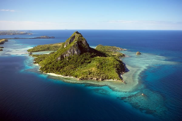 Isla de Fiji y el mar cristalino tonos de azul