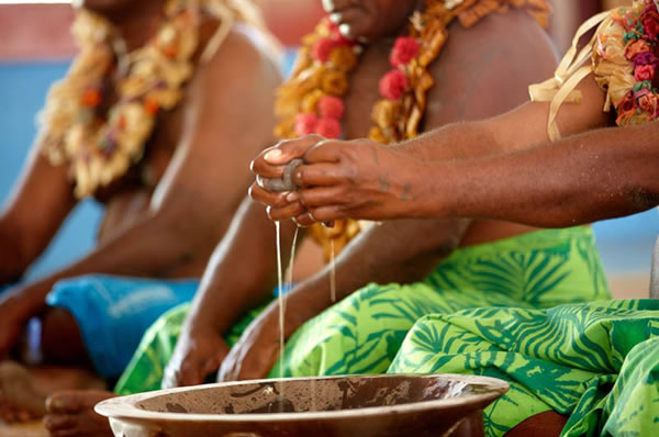 Elaboración artesanal de agua de coco en Fiji