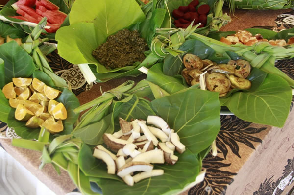 Hojas de palma con comida colorida tradicional de Islas Cook