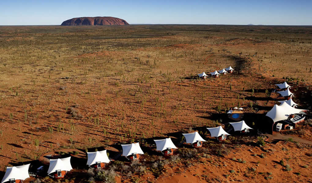 Tiendas de campaña sobre el desierto de Australia Longitude 131