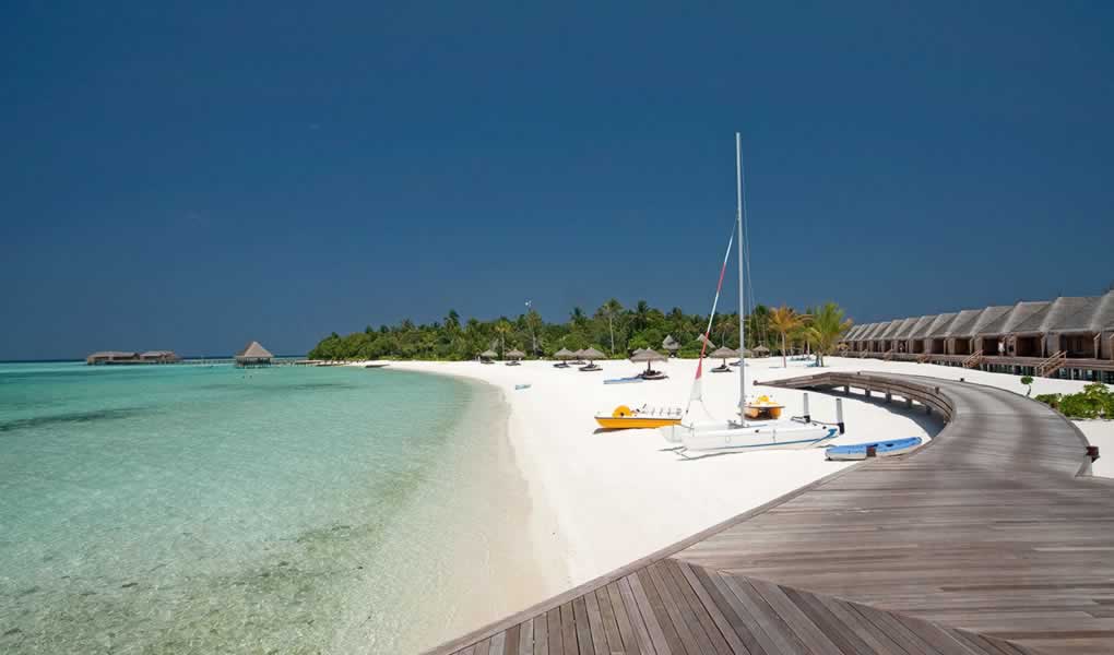 Deportes acuáticos playa arena blanca Maldivas hotel Constance Moofushi