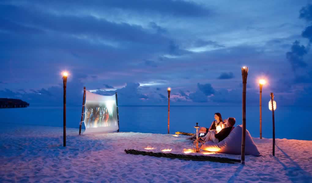 Cine al aire libre por la noche en la playa hotel Constance Moofushi Maldivas