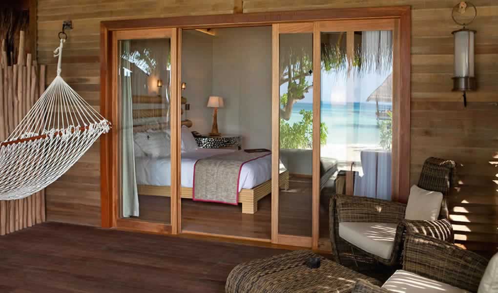 Habitación Beach Bungalow hotel Constance Moofushi Maldivas