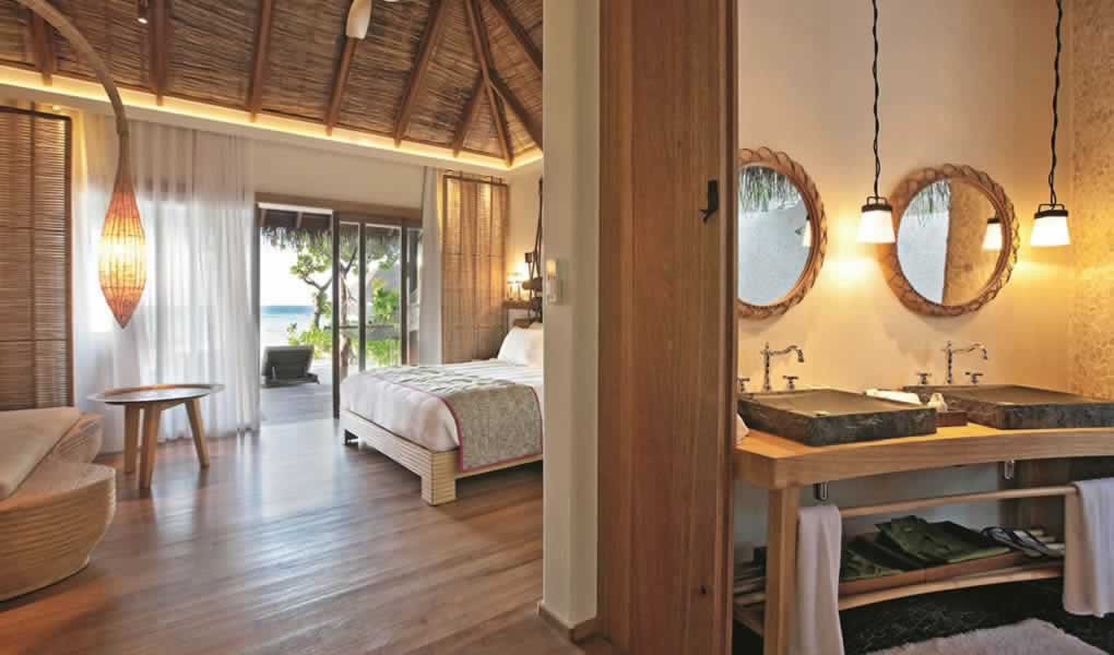Habitación del beach villa hotel Constance Moofushi Maldivas 