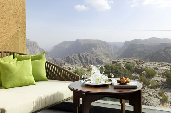 Balcón del hotel lujo Omán Anantara Jabal Akhdar 