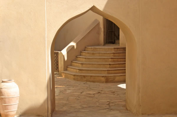 Arco tradicional puerta en Nizwa  en Omán