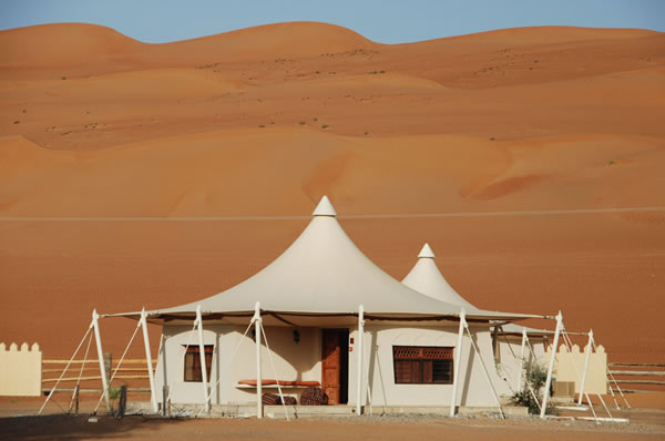 Tienda campaña desierto lujo en Wahiba Sands Desert Nights Camp en Omán