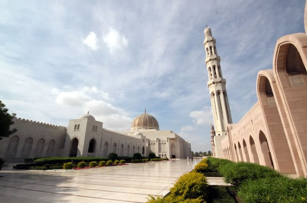 Arcos del exterior de la Gran Mezquita del Sultán Qaboos en Omán