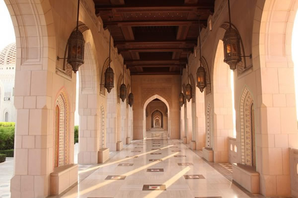 Galería de arcos de la Gran Mezquita del Sultán Qaboos en Omán