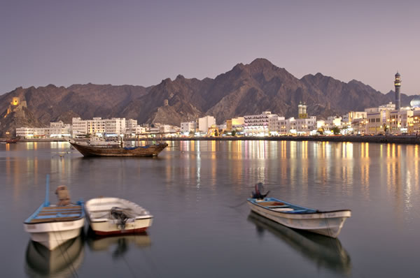 Luces sobre el mar en la corniche Omán al atardecer