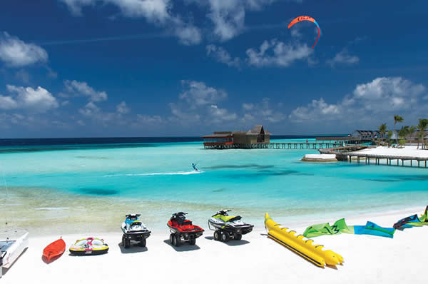 deportes acuaticos en Maldivas playa habitación Earth Villas hotel Ozen Life Maadho