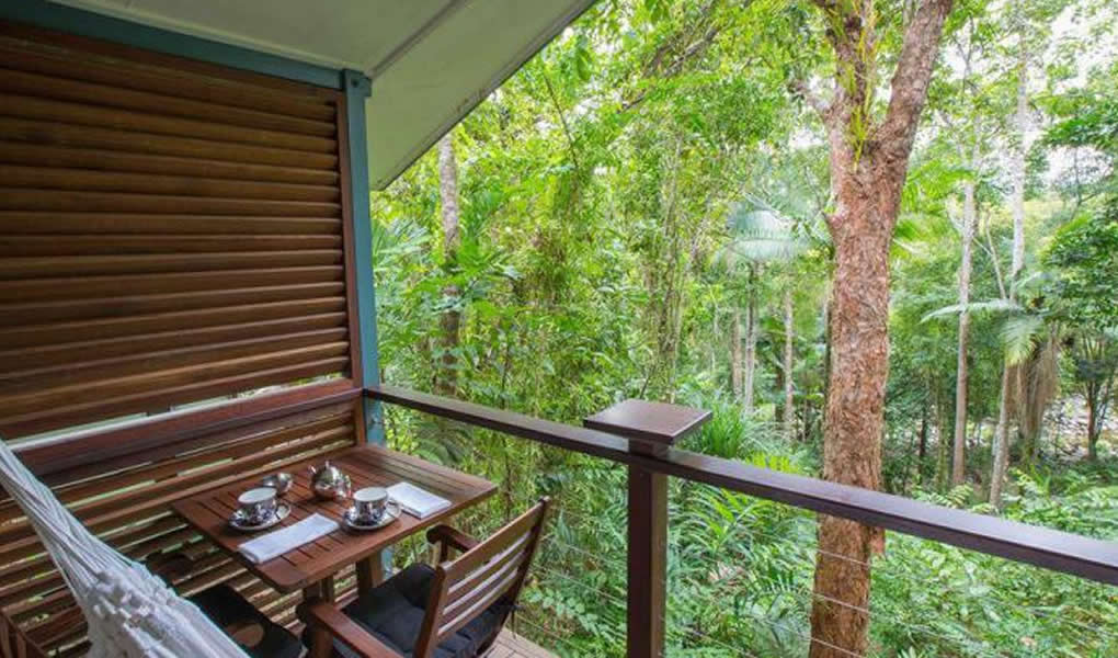 Terraza de los bungalows en Treehouse Restaurant en medio naturaleza en Silky Oaks Lodge Australia