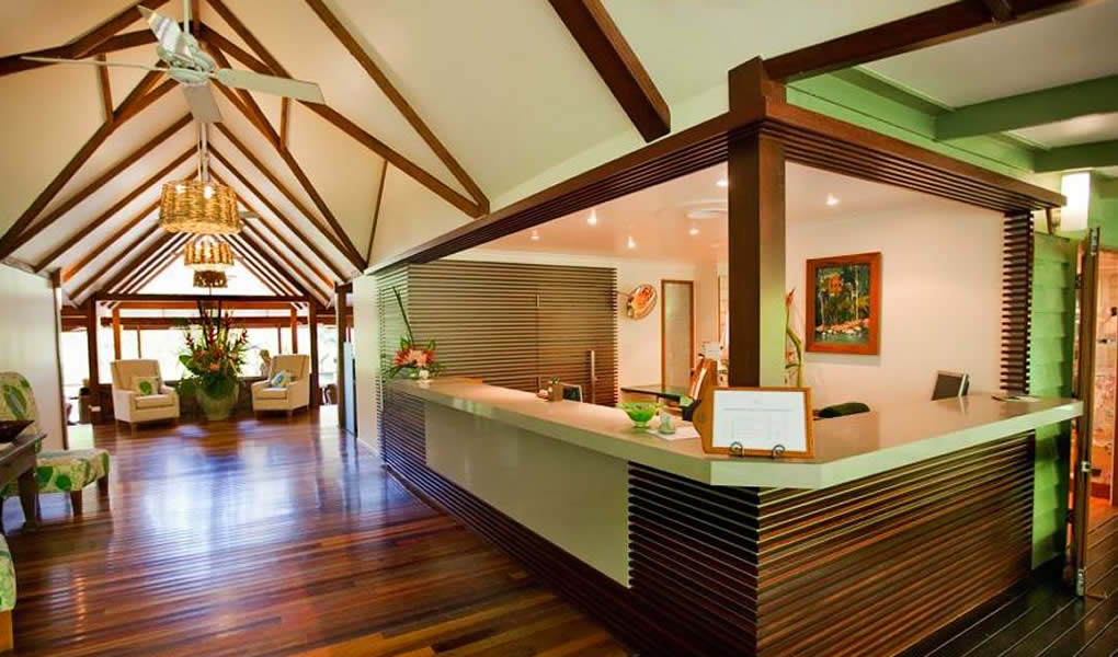 Zonas comunes en madera en Treehouse Restaurant en medio naturaleza en Silky Oaks Lodge Australia