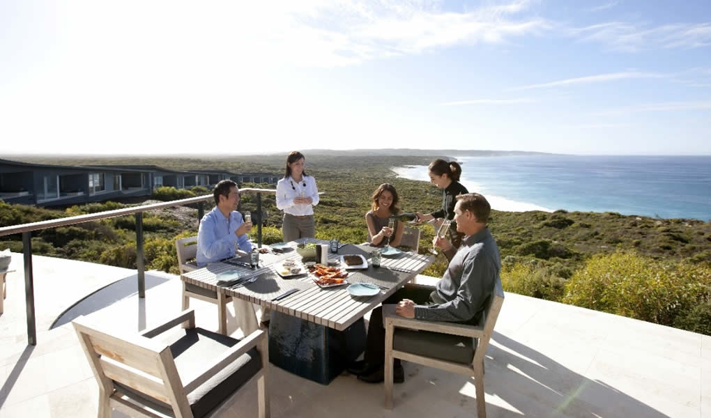 Grupo de personas restaurante Southern Ocean Lodge Australia Kangaroo Island