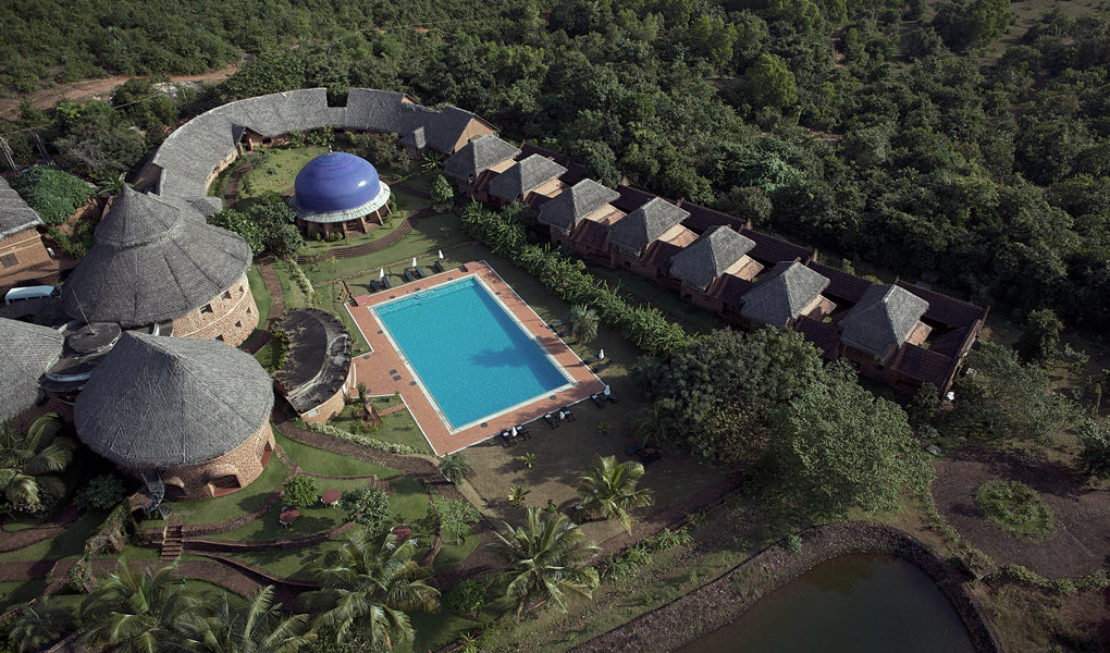Vistas aéreas de SwaSwara los Konkan Villa y entorno