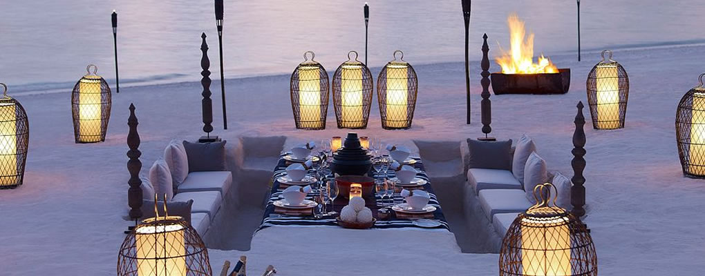 Cena romántica en Maldivas en la playa