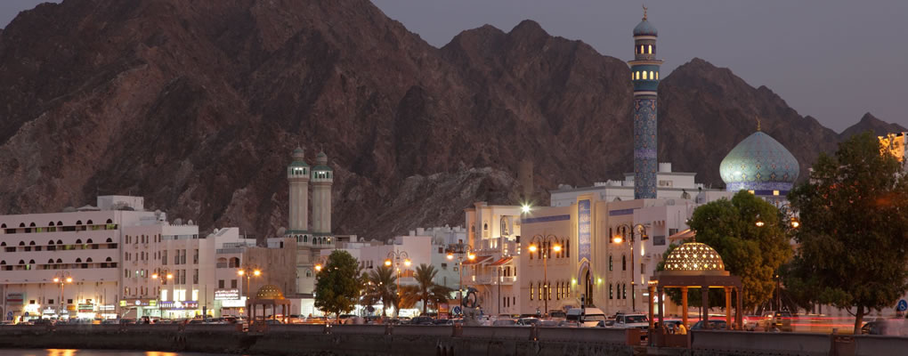 Ciudad de Muscat por la noche con iluminación nocturna corniche de Omán