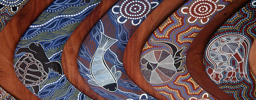 Madera y pintura de colores arte aborigen Australiano