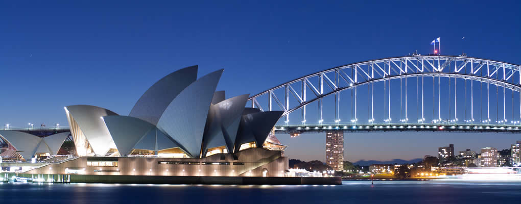 Cielo azul y la opera de Sydney por la noche