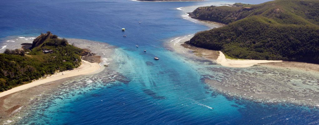 Arrecifes de coral en Fiji y colores del océano pacífico