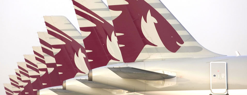 Aviones de Qatar en fila en el aeropuerto