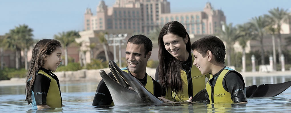 Dolphin Bay familia nadando con delfines Dubai