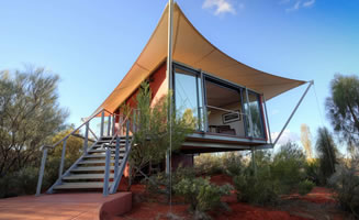Lodge de lujo en Ayers Rock en desierto de Australia con vistas a Uluru. 