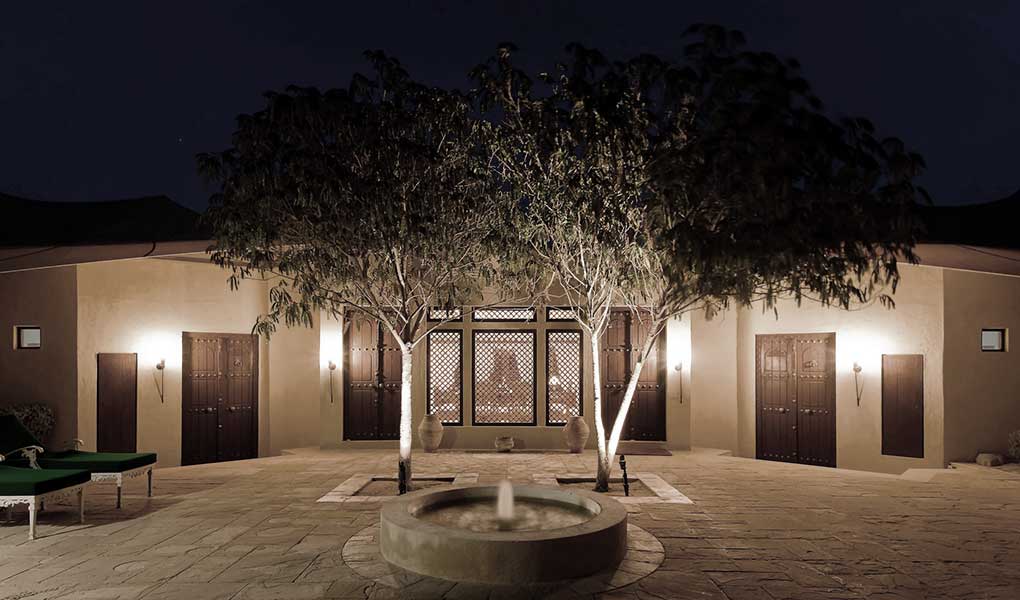 Exterior de la suite privada Al Maha Desert Resort iluminacion nocturna
