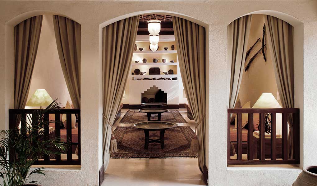 Decoración interior del hotel lamparas y cortinas