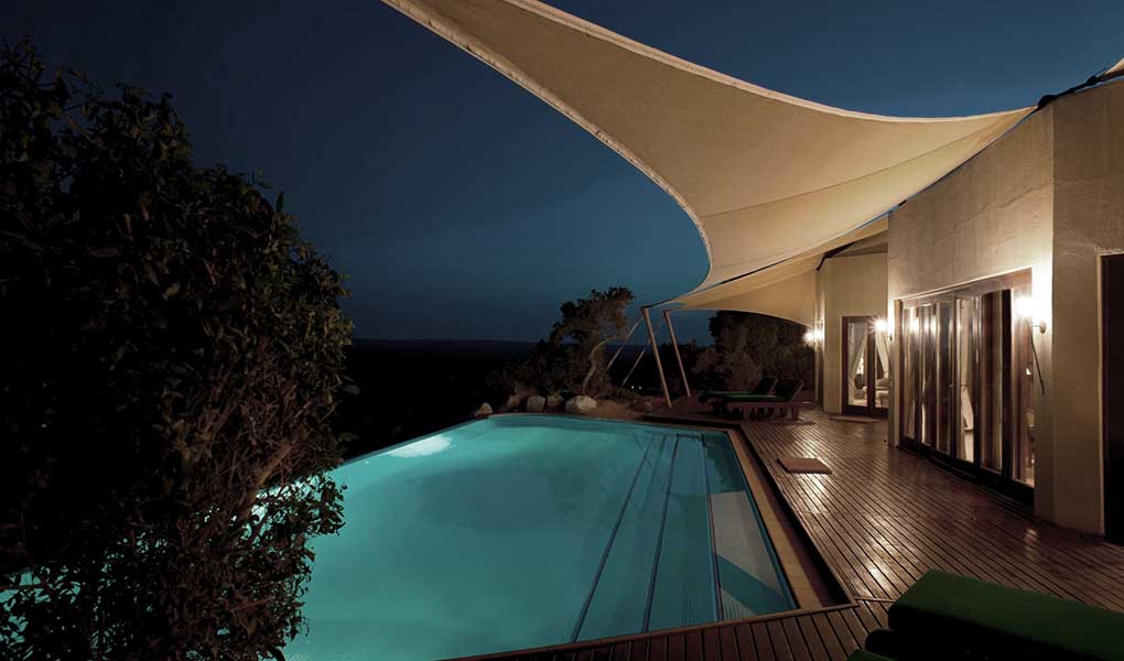 Piscina privada hotel de lujo en desierto de Dubái
