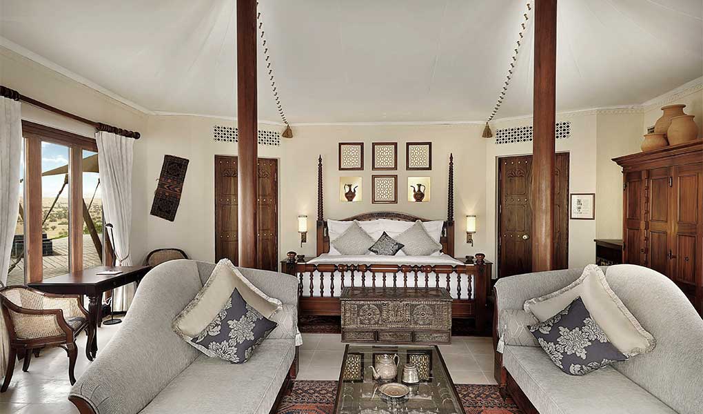 Decoración interior habitación Al Maha Desert Resort Dubái