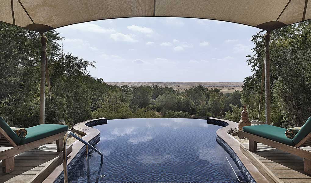 Vistas desde la suite a la piscina infinita Al Maha Desert Resort